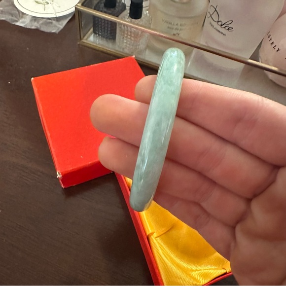 LIGHT GREEN JADE BANGLE - Picture 5 of 6